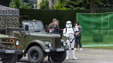 Odwiedzający miechowicki schron mogli dziś podziwiać samochody z tamtych lat, umundurowanie oraz liczne pamiątki z okresu Polskiej Rzeczpospolitej Ludowej, zaś fani Dartha Vadera robili sobie selfie z bohaterami „Gwiezdnych Wojen”. [fot. Hubert Klimek / UM Bytom]