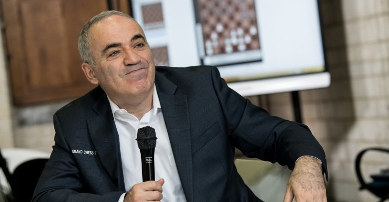 Mistrz szachowy Garri Kasparow zagra w środę w Ustroniu. Fot. FIDE