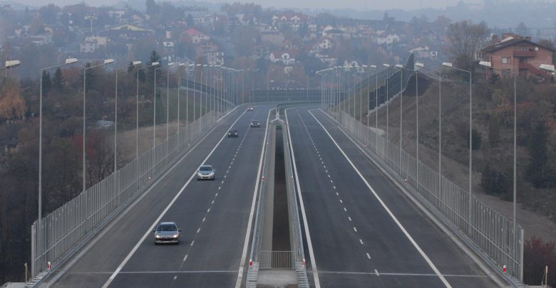 Generalna Dyrekcja Dróg Krajowych i Autostrad buduje drogę S1 Kosztowy-Bielsko-Biała, odcinek III Dankowice-węzeł Suchy Potok. W ramach inwestycji zaprojektowane i wybudowane zostaną w pasie drogowym drogi ekspresowej dodatkowe jezdnie obsługujące tereny przyległe do pasa drogowego budowanej drogi ekspresowej. (fot.UM Bielsko-Biała)