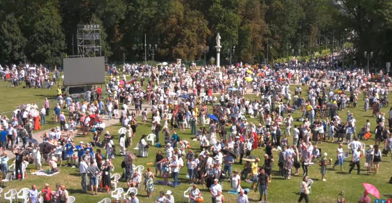 Kilkadziesiąt tysięcy wiernych z całej Polski wzięło dziś udział w uroczystościach Wniebowzięcia Najświętszej Maryi Panny przed jasnogórskim ołtarzem