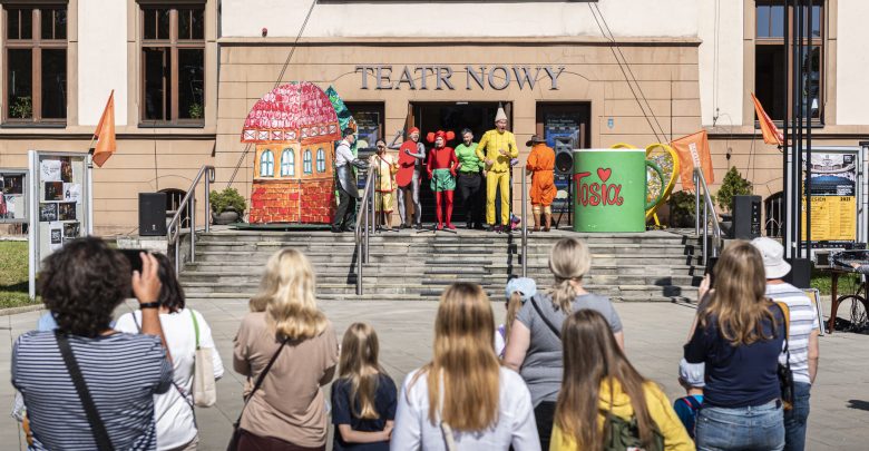 Zabrzańska noc teatrów zakończyła się wyjątkowym koncertem – na dobranoc Teatr Nowy w Zabrzu zaprosił „W krainę miłości”, skąd popłynęły liryczne dźwięki piosenek ze spektakli autorstwa Anny Steli. [fot. UM Zabrze]