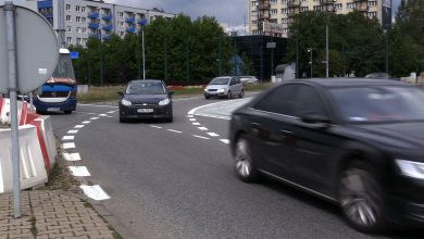 Zmiany na rondzie Ziętka w Katowicach wchodzą kierowcom do głów opornie. A policja ostrzega