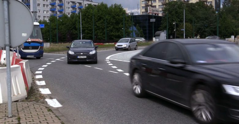 Zmiany na rondzie Ziętka w Katowicach wchodzą kierowcom do głów opornie. A policja ostrzega