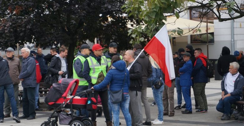 I Bielski Marsz Równości i Biało-czerwone Bielsko-Biała obok siebie. Ale incydent oficjalnie tylko jeden (fot.policja)