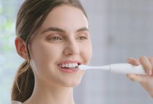 Jak myć zęby szczoteczką soniczną? (fot. mat. partnera)