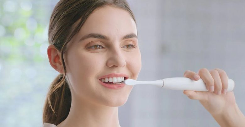 Jak myć zęby szczoteczką soniczną? (fot. mat. partnera)