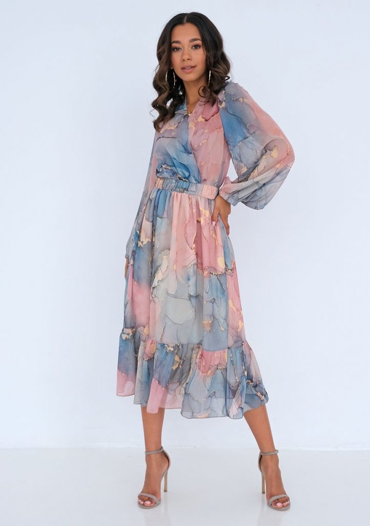 sukienka midi z szyfonu (fot. mat. partnera)