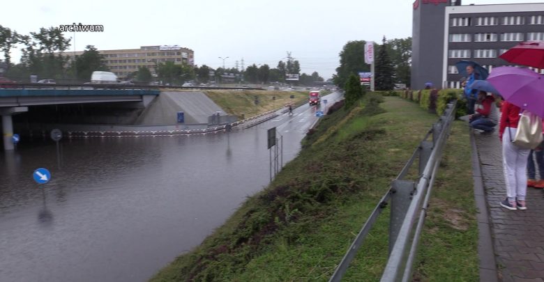 Tu droga „pływa” przy każdej ulewie. Kiedy koniec problemów na S86 w Katowicach? [WIDEO]