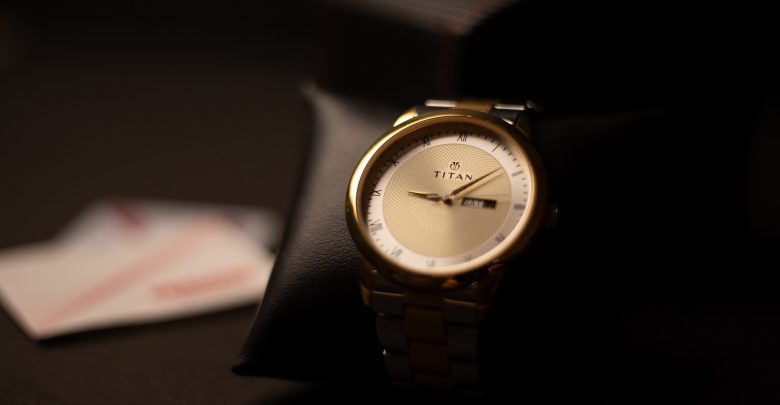 Męskie zegarki ze złota – do jakich materiałów pasują? Sprawdzamy! (fot. mat. partnera)