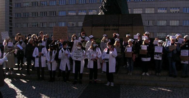 Protest medyków w Katowicach. Chcieli w ten sposób wesprzeć białe miasteczko