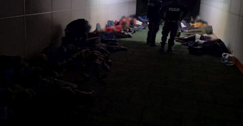 Bus, a w nim ponad 40 imigrantów. Łącznie policjanci zatrzymali 43 osoby (fot.policja.pl)