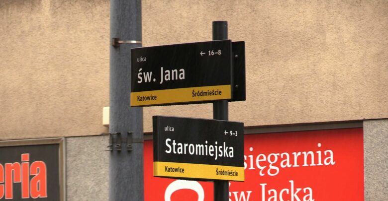 Katowice rozpoczęły wdrażanie Systemu Informacji Miejskiej. Jak na razie nowe tabliczki z nazwami ulic można zobaczyć w Śródmieściu w okolicach rynku.