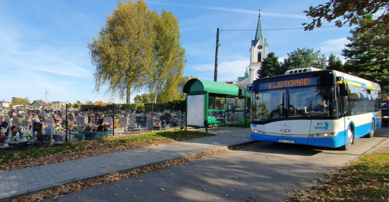 W niedzielę i poniedziałek autobusy PKM będą kursować według świątecznego rozkładu jazdy. Dodatkowo, zarówno 31 października jak i 1 listopada kursować będzie linia C, obsługująca największe nekropolie w gminie. [fot. UM Czechowice-Dziedzice]