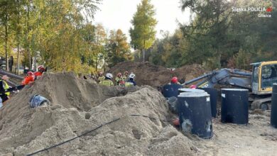 Niestety, na ratunek było za późno. Z zasypanego wykopu wydobyto zwłoki robotnika. Tragedia w Kozłowie (fot.Policja Gliwice)