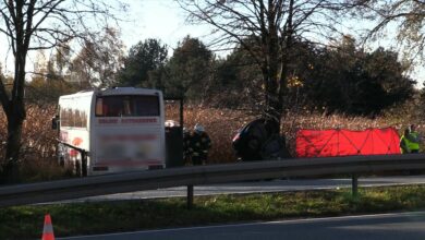 Do tragicznego wypadku doszło w miejscowości Pawłowice w województwie śląskim. Kierowca autobusu zjechał na przeciwległy pas ruchu na DK81 i zderzył się czołowo z samochodem osobowym marki Volkswagen