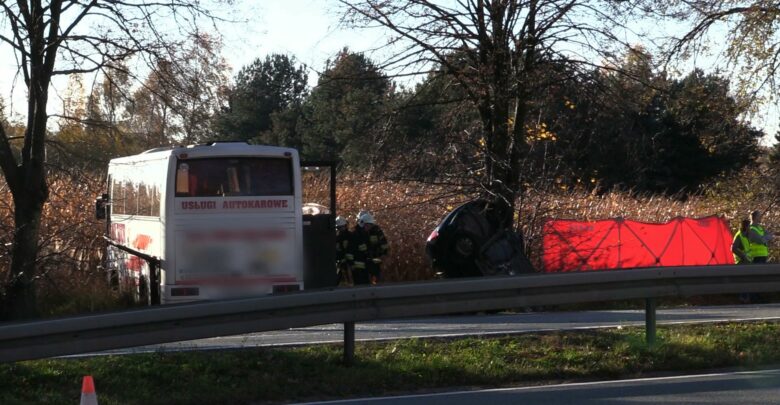 Do tragicznego wypadku doszło w miejscowości Pawłowice w województwie śląskim. Kierowca autobusu zjechał na przeciwległy pas ruchu na DK81 i zderzył się czołowo z samochodem osobowym marki Volkswagen