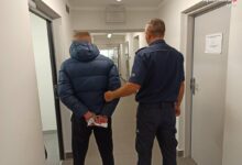 Pijany 28-latek bez prawa jazdy w bmw uciekał przed policją. Skończył jazdę na drzewie. Fot. Policja Śląska