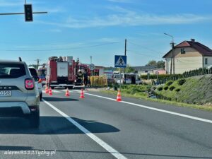 Groźny wypadek na DK 1 w Kobiórze. Przed uderzeniem w samochód ratował się dachowaniem! (fot. www.112tychy.pl)