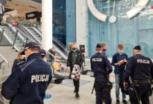 Policja sprawdza maseczki w galeriach handlowych. Fot. KMP Częstochowa