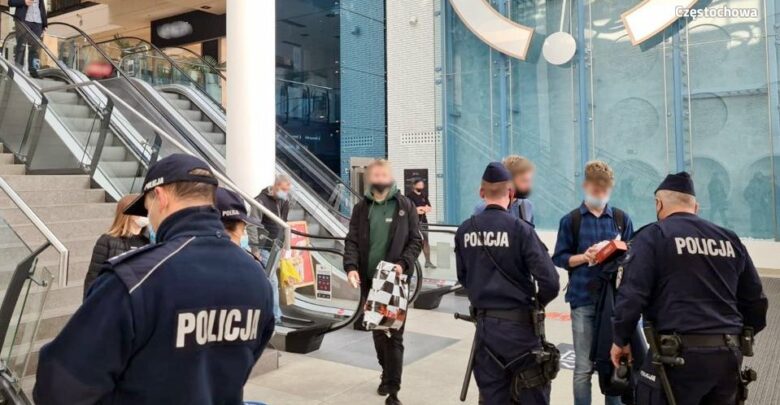 Policja sprawdza maseczki w galeriach handlowych. Fot. KMP Częstochowa