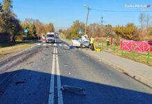 Toyota zderzyła się czołowo z ciężarówką w Pyskowicach. Nie żyje kierująca osobówką kobieta (fot.policja)