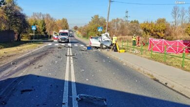 Toyota zderzyła się czołowo z ciężarówką w Pyskowicach. Nie żyje kierująca osobówką kobieta (fot.policja)