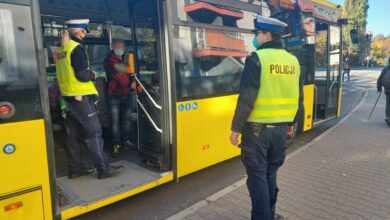 Policja kontroluje maseczki w autobusach. „Akcja będzie kontynuowana”. Fot. KMP Świętochłowice