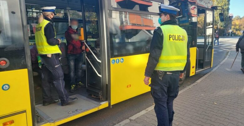 Policja kontroluje maseczki w autobusach. „Akcja będzie kontynuowana”. Fot. KMP Świętochłowice