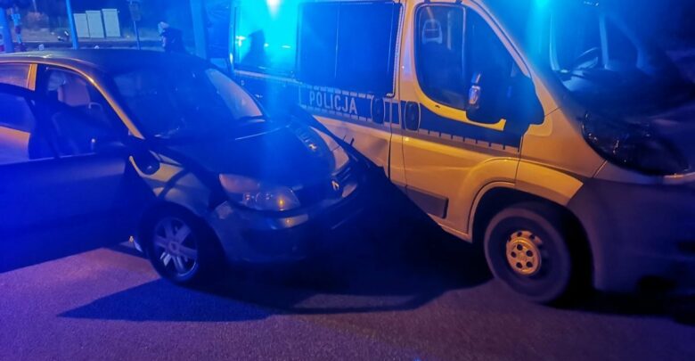 Pościg w Tarnowskich Górach. Radiowóz ścigał Renault z pijanym kierowcą za kółkiem (fot. policja)