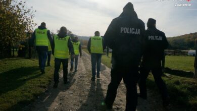 Na Jurze Krakowsko-Częstochowskiej zorganizowano wspólne ćwiczenia policjantów, jurajskich GOPRowców i strażaków ochotników (fot.KPP Zawiercie)