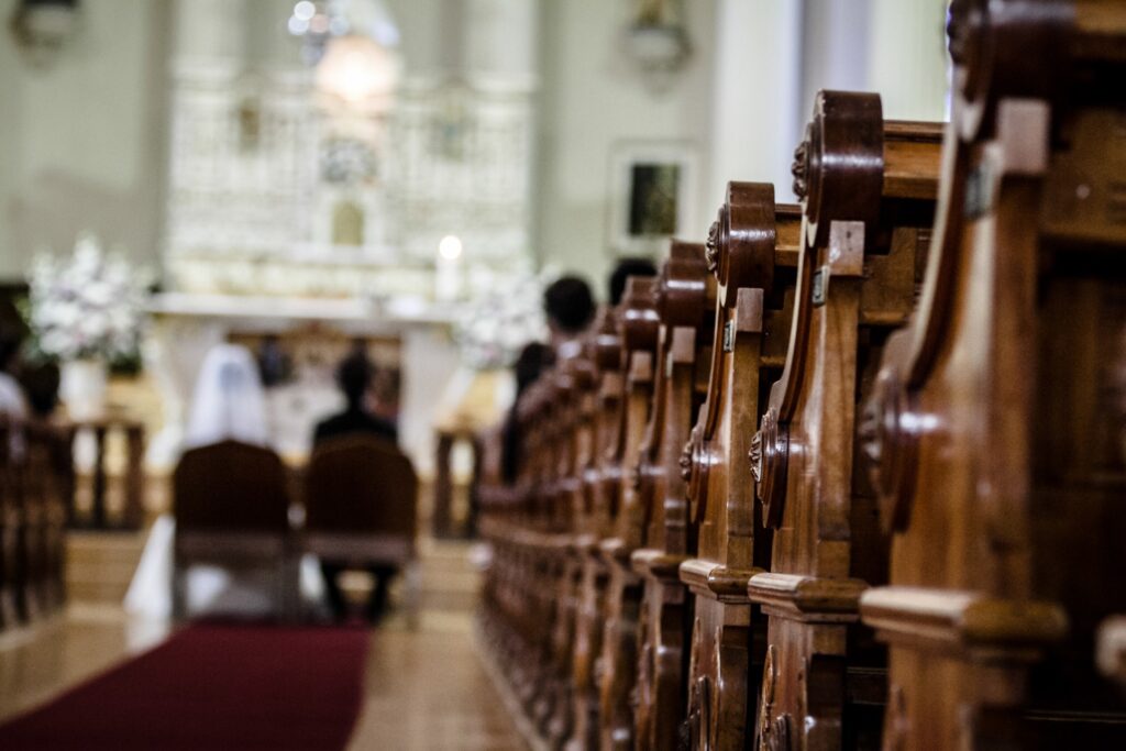 Jak pięknie i efektownie udekorować kościół na okoliczność ślubu? (foto: materiał partnera)