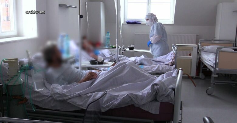 W Polsce ostatniej doby zmarło na koronawirusa 341 osób. Raport MZ
