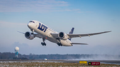 Na zdjęciu wznoszący się na tle niebieskiego nieba w czasie startu biały samolot Dreamliner Polski Linii Lotniczych LOT, startujący z lotniska w Pyrzowicach