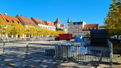 Obecnie pracownicy Miejskiego Ośrodka Rekreacji i Sportu, którzy odpowiadają za montaż lodowiska ogrodzili teren. Przywieziono również kontenery, które posłużą za kasy biletowe. [fot. UM Pszczyna]