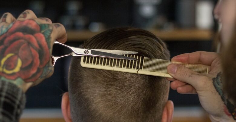 Jak układać włosy - poradnik dla mężczyzn (foto: unsplash.com)