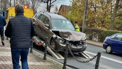 Osobówka wbiła się w cysternę! Groźny wypadek w Imielinie (fot. www.112tychy.pl)