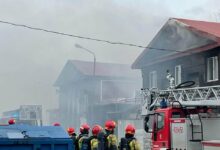 Niebezpieczeństwa nie ma, ale służby proszą okien nie otwierać. Trwa gaszenia pożaru w Chorzowie (fot.facebook.com/Marcin Michalik)