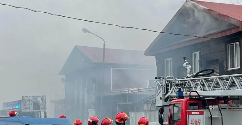 Niebezpieczeństwa nie ma, ale służby proszą okien nie otwierać. Trwa gaszenia pożaru w Chorzowie (fot.facebook.com/Marcin Michalik)