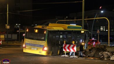 Powało grozą w Tychach! Miejski autobus osunął się z jezdni! (fot. www.112tychy.pl)