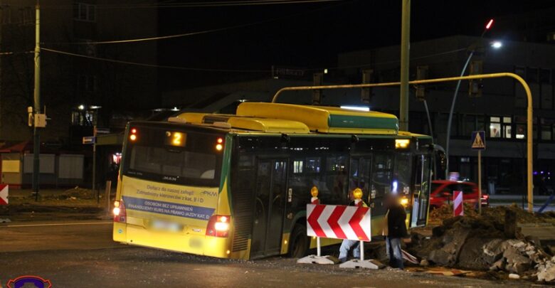 Powało grozą w Tychach! Miejski autobus osunął się z jezdni! (fot. www.112tychy.pl)