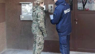 Katowice: Policja i wojsko chodzą po domach. Kontrolują mieszkańców (fot.Śląska Policja)