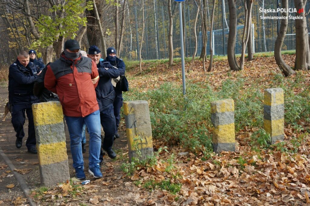 Na szczęście to tylko scenariusz ćwiczeń sztabowych w Siemianowicach Śląskich, w którym brali udział policjanci (fot. policja)