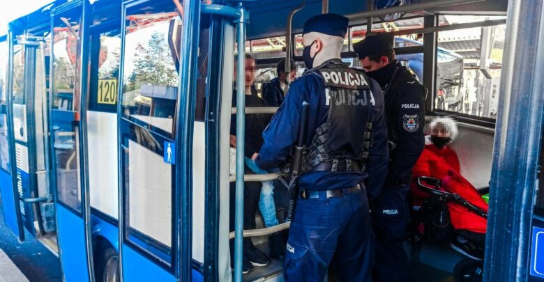 Śląskie: Policja w sklepach i autobusach. Za brak maseczki grozi mandat (fot.KMP Zabrze)
