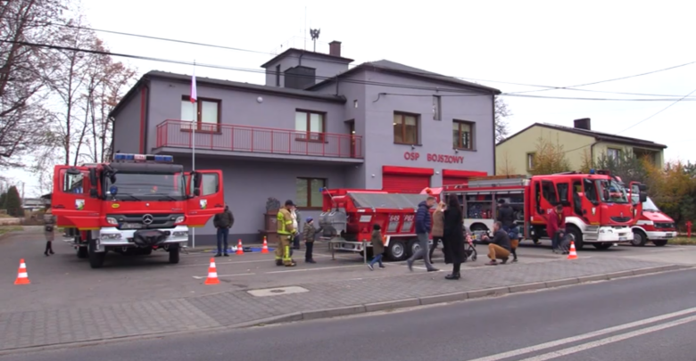 Jak wygląda praca straży pożarnej? Jak wygląda strażacki wóz od wewnątrz i jakie wyposażenie posiada wyjeżdżając na akcje?