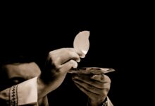 Jest covidowy apel sanepidu do księży. "Dezynfekujcie ręce przed i po komunii" (fot.poglądowe - pixabay.com)