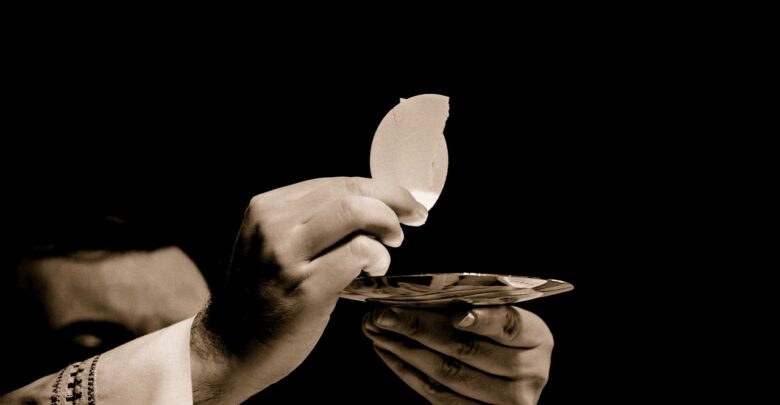 Jest covidowy apel sanepidu do księży. "Dezynfekujcie ręce przed i po komunii" (fot.poglądowe - pixabay.com)