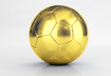 Na zdjęciu złota piłka do piłki nożnej na białym tle