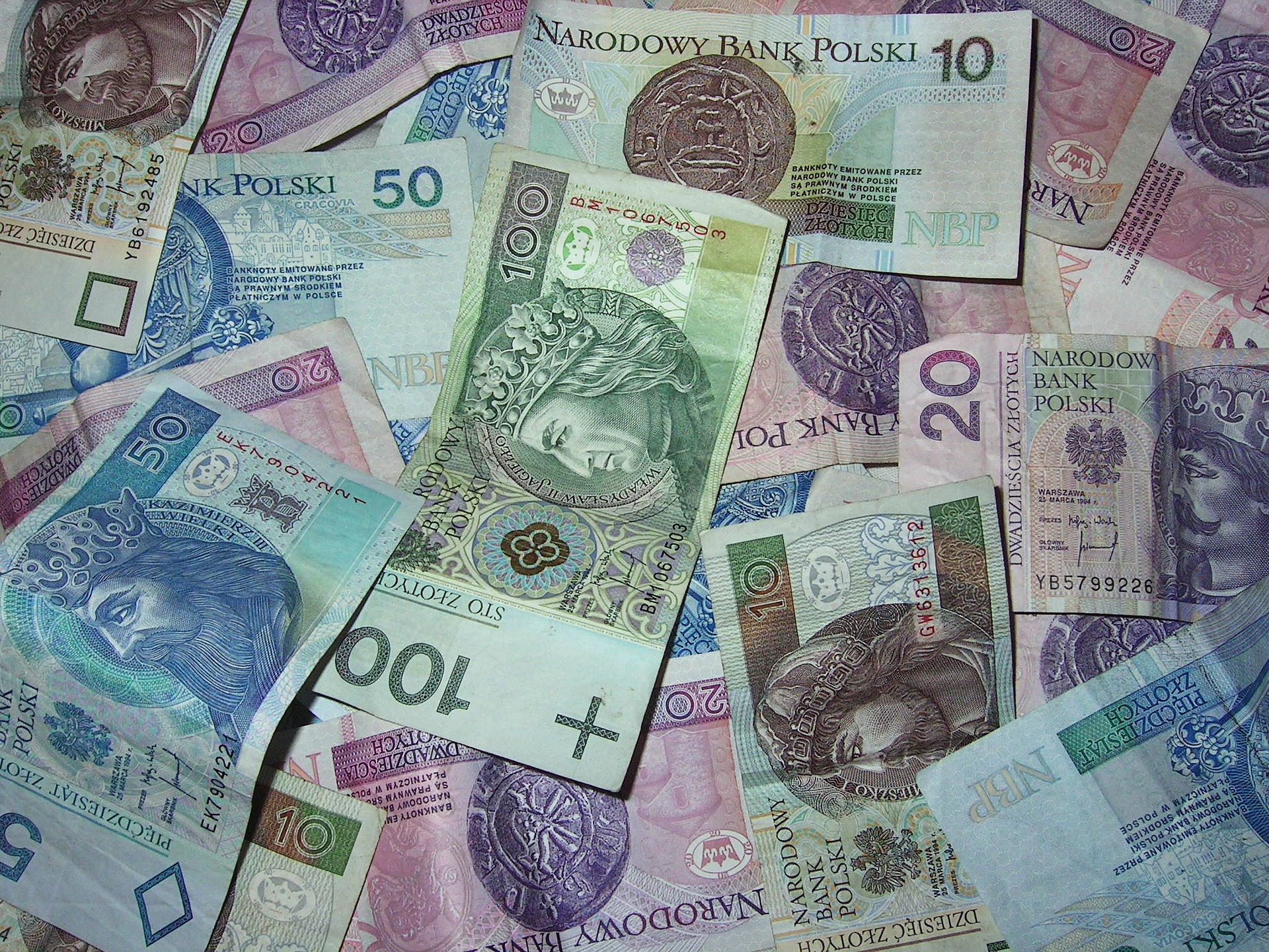 Harcerze podczas gry znaleźli saszetkę. W środku był plik banknotów. Fot. poglądowe pixabay.com