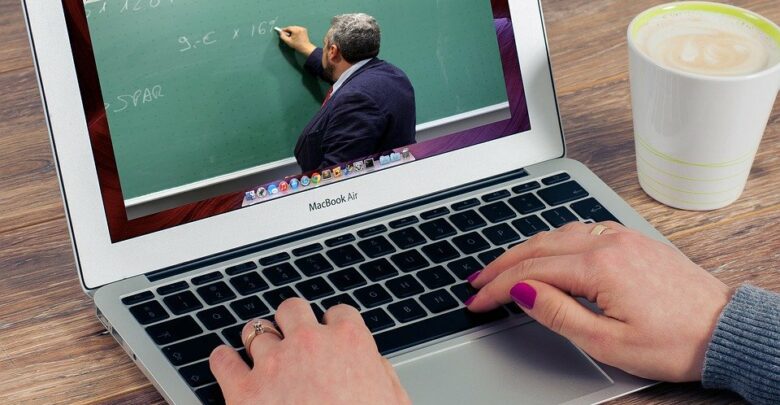 Kolejne klasy z ośmiu szkół w Częstochowie na "zdalnym". Uczniowie wzajemnie się zakażają (fot.pixabay.com)