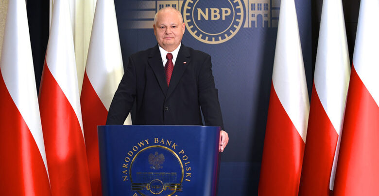 Prezes NBP Adam Glapiński ze specjalną nagrodą gospodarczą prezydenta Andrzeja Dudy (fot.NBP)